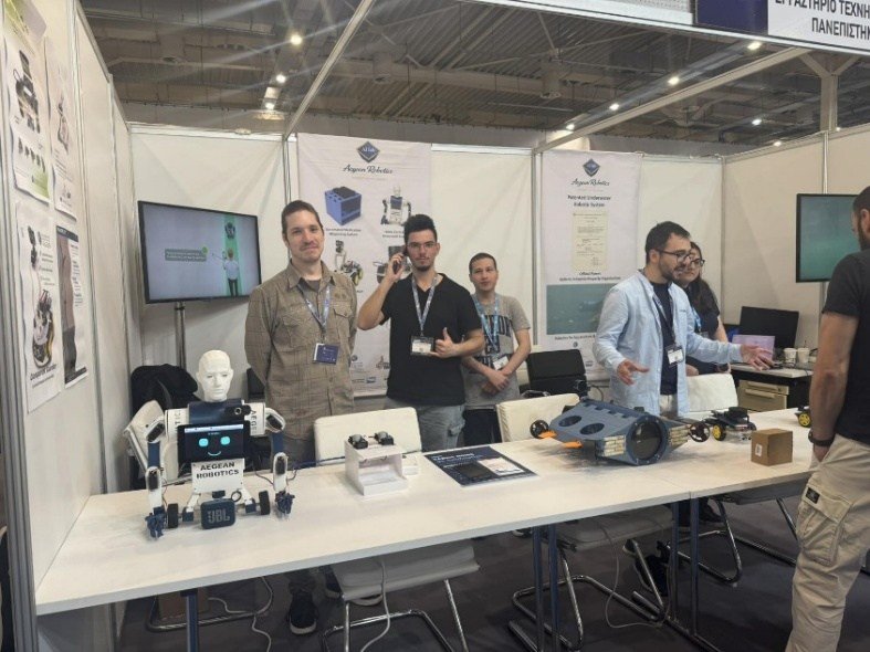 Η ομάδα Aegean Robotics στο περίπτερο της έκθεσης